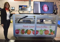 Selma Kürten-Kreibohm laat de hagelnieuwe Laser- installatie van Bluhm Systeme GmbH zien, waarmee onder meer fruit kan worden gelaserd.