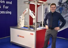 Matiss Lacis van het Letse Peruza demonstreert hypermoderne robotica die wordt gebruikt voor de uitsortering van producten