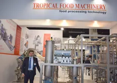 Stefano Concari showt een verwerkingsinstallatie op de stand van Tropical Food Machinery