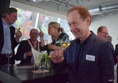 Antoine van Es, importeur van de Aspergewijn 2018 keurt het glas