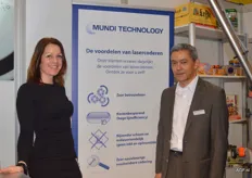 Barbara Braam en Patrick Smit van Mundi Technology. Dit bedrijf levert Lasercodeerapparatuur.