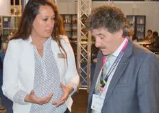 Maureen Geraths van Omori Europe in gesprek met de Ierse minister. Een Ierse delegatie kwam naar de Empack om zich een beeld te vormen van de Nederlandse verpakkingsindustrie.