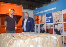 Harold Schuurman en Tim Esser van Tomra Colletion Solutions. Zij leveren systemen om bv karton en folie samen te persen.