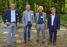 Rene Simons en Bart Dijkhuis van Veiling Zaltbommel, Michiel Gerritsen van NFO en Joost Wijers van RVO.