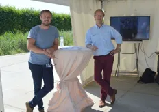 Dirk de Hoog en Peter-Frans de Jong van WageningenUR. Zij stonden met het sensorplatform, project 54.0