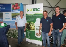 Jan van Dillen, Ab Sinke en Richard Prijs van R. van Wesemael / Agroburen hadden Siltac meegenomen, een nieuw middel tegen perenbladvlo, geen residue, geen toelatingen nodig, dus ideaal in te zetten net voor de plukperiode.