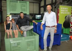 Cees de Jong en Mark Gerritsen van Schoeller Allibert. Grote oersterke en recyclebare kunststof kratten voor appelen en peren.