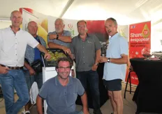 Tom van Schaik, Ben van Schaik (vader van Tom en teler), Gerrit verkerk, Jan de Jonge, Edwin Poortvliet (bestuur / teler) en natuurlijk Henk Nooteboom van Fruitmasters.