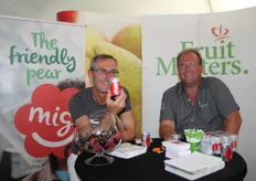 "André Sinke van Mts Sinke en van Langevelde op bezoek bij Jan de Jonge van Fruitmasters "hierbij bewijs dat ik een colaatje drink"