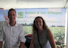 Chris van Duijnhoven van Botden en van Willegen op de foto met Andrea van den Hoven van AGF
