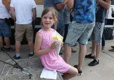 Kleine mevrouw Joosen geniet van haar frietjes!