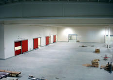 Het pand krijgt een oppervlakte van bijna 16.000 mÂ² met twintig losdocks en wordt compleet geconditioneerd. Verder zal het pand uiteraard voldoen aan alle eisen die verschillende kwaliteitssystemen nu en in de toekomst stellen. De nieuwbouw wordt daardoor op allerlei gebied werkelijk het neusje van de zalm. Hier een overzicht op de grote centrale hal.