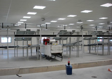 Op deze foto is de aan- en afvoerlijn voor emballage te zien.