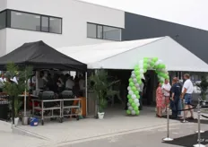 Op 4 juli werd de nieuwbouw van bedrijfshal 3821 op Fresh Park Venlo feestelijk geopend. Ingrid Hendrickx en Lizbeth van den Boogaart van Fresh Park Venlo heten de bezoekers welkom