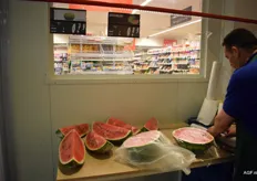 Megameloenen worden op verzoek gesneden