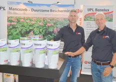 UPL Benelux is een bedrijf dat handelt in gewasbeschermingsmiddelen. Op de beurs aandacht voor Mancozeb, een bekend middel in de uiensector tegen schimmel. Kurt Put en Edwin Nederveen.