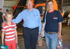 Meneer Andries Quik van Quik's Potato Products BV bezocht samen met twee kleinzonen Dinand Modderkolk en André Oomen de beurs.