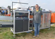 Kees den Boer van Den Boer Agri is sinds 4 jaar verdeler voor het Poolse KMK. Machines voor de verwerking van agrarische producten die opgebouwd zijn met Europese componenten van bekende merken. Hierdoor is een scherpe prijs kwaliteitsverhouding mogelijk.