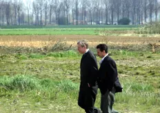 Yves Leterme en voorzitter Patrick Thoen van Profruco onderweg naar de kraan.