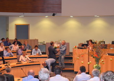 Een mand vol kolen als bedankje voor de sprekers