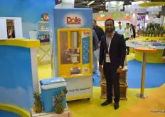 Hassan Jamil van Dole Asia Singapore presenteert de Piñabar: een machine die ananassen direct schilt en snijdt