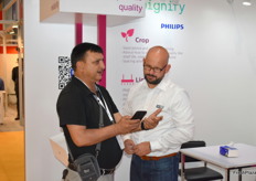 Fred Ruijgt van Priva is druk in gesprek met een klant