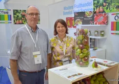 Kris Wouters en Irysha presenteren de QTee peer namens de Belgian Agricultural Marketing Board