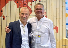 Jack Aartsen en de Zuid-Afrikaanse Riaan van Wyk bij de stand van Aartsenfruit