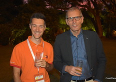 Jeroen Pasman van The Fruit Republic, overal herkenbaar aan de oranje polo, met Dick Willems van RD Produce
