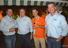 Jeroen Pasman van The Fruit Republic (in oranje) poseert met het team van Greefa: Graig Hart, Dick van de Kop en Dick Verkade