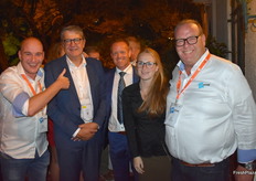 Omar Moghrani (Milestone Fresh) steekt zijn duim op voor Anton Filippo (LBP Rotterdam), Leon Hooghart (BG Door International), onze eigen Kelly en Co van Es (Milestone Fresh)