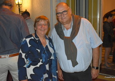 Consul-generaal Annemieke Ruigrok met Harry Schweitz