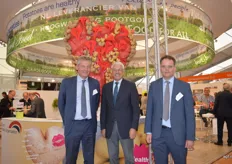 Dick Hylkema en Jan Gottschal poseren met Peter Vermeij van de landbouwraad.