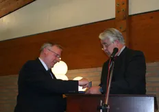 Ter ere van het jubileum werd Andries Quik onderscheiden door de Kamer van Koophandel (KVK). Uit handen van Arend Fernhout van de KVK ontving hij de zilveren legpenning.