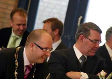 Burgemeester Jack Mikkers van Maasdriel (links) en Bas van der Vlies, sinds inds 10 juni 1981 lid van de Tweede-Kamerfractie van de SGP en sinds 1986 fractievoorzitter.