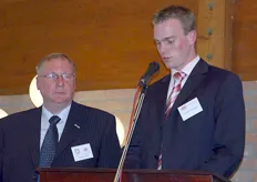 Andries Quik (links) en medewerker Jurrejaan Oudejans. Er werd een presentatie getoond waarin de historie van Quik in Hedel aan bod kwam.