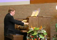 Het volkslied werd gezongen met muzikale begeleiding van een orgel.
