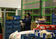 Alles wordt in gereedheid gebracht voor de detaillisten die in alle vroegte hun handel willen inslaan.