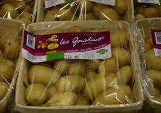 Franse aardappelen in een exclusieve verpakking, namelijk een mandje met folie daarover.