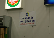 Kwaliteit en voedselveiligheid staat hoog in het vaandel bij Vroegop-Windig. Door het hele pand zijn daarom soortgelijke borden te vinden.