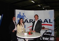 "Arie Treurniet, Marjelle van Duin en CornÃ© van der Klugt van Areaal. Zij hebben er de "grondzaken" gedaan voor dit tuinbouwgebied."