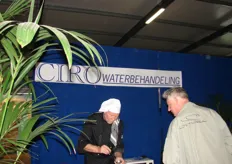 Ron Vuijk van Ciro Waterbehandeling heeft ervoor gekozen om het product van Kwekerij Salix centraal te stellen en kwam verrassend voor de dag met 4 kleuren paprikasoep die hij met stokbrood serveerde aan de belangstellenden.