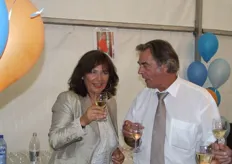 Traude Wernreuther met feestvarken Gerrit heerlijk aan een glaasje Champie