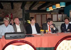 Een aantal leden van het bestuur van Fresh World Barendrecht met van links naar rechts: Cees van Greuningen, Harry de Groot, Arjan Zoutewelle, Mark Verweij en Ronald Hin.