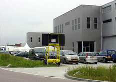 Het aantal auto's dat geparkeerd stond in de Handelsweg in Ridderkerk, toonde aan dat er veel belangstelling was voor het open huis bij H.M. de Jong. Velen waren immers ingegaan op de uitnodiging om het nieuwe pand te komen bezichtigen.