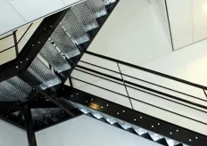 De moderne trap past binnen het concept van het nieuwe pand.