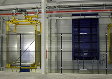 Een van de traversewagens die ronddraait tussen aanvoer, koelcellen en uitvoer.