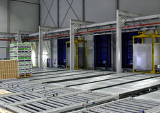 De rollenbanen voor uitgaande pallets.