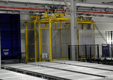 Achter de rollenbanen de traversewagens.