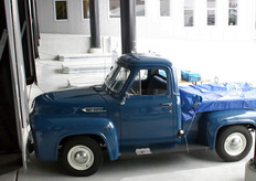 Bij een van de docks stond een Ford F100 geparkeerd.